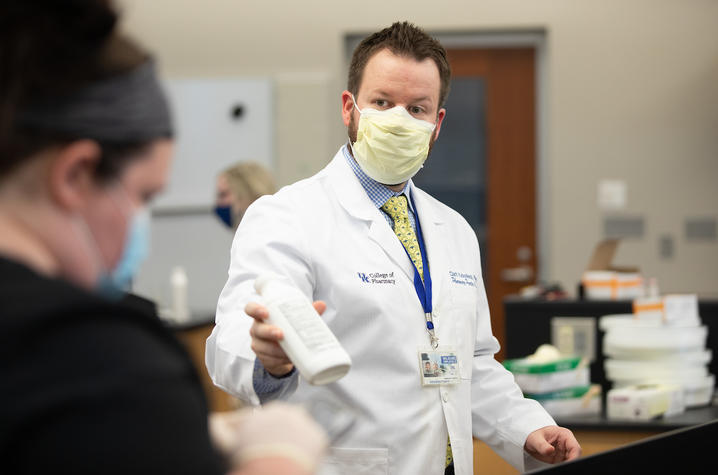 Clark Kebodeaux works with students in lab