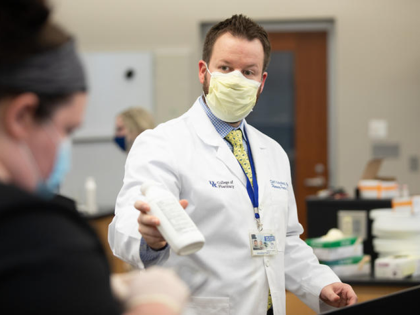 Clark Kebodeaux works with students in lab