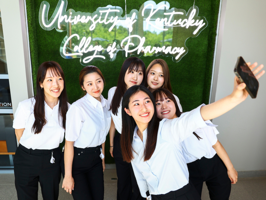 kitasato students posing for a selfie